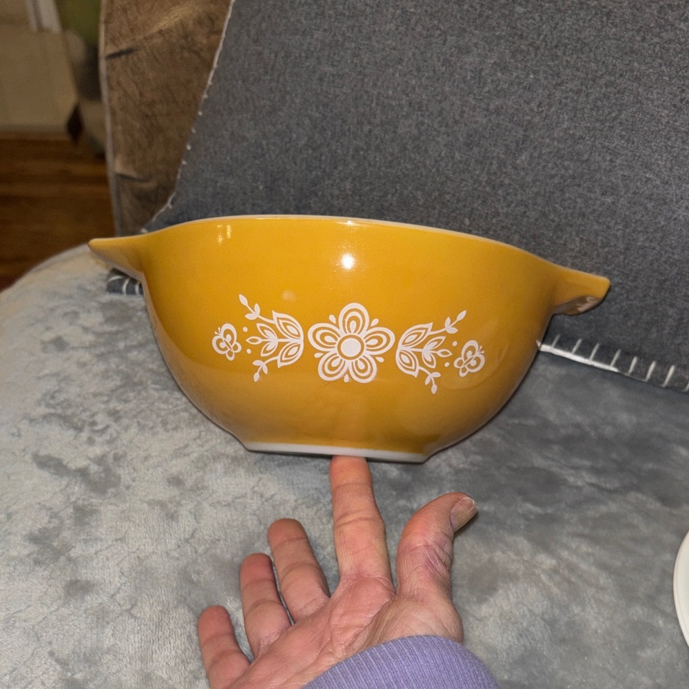Pyrex Butterfly Gold bowl good used condition